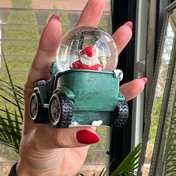 Green or Red Christmas globes - Santa - Picture 2 of 6